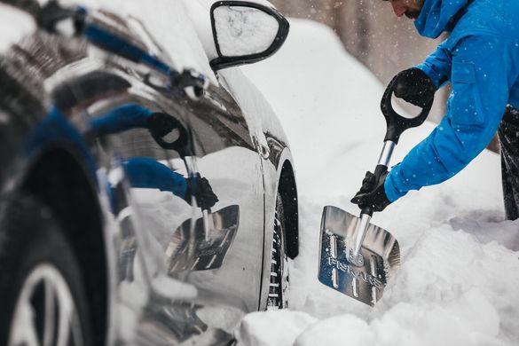 Лопата для прибирання снігу Fiskars 715 мм 0.75 кг (1000740)