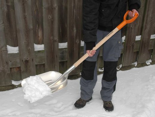 Лопата для прибирання снігу та зерна Fiskars 1268 мм 1.4 кг (1001637)
