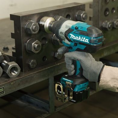 Гайковерт акумуляторний ударний Makita 18 В 1050 Нм (DTW1001Z)