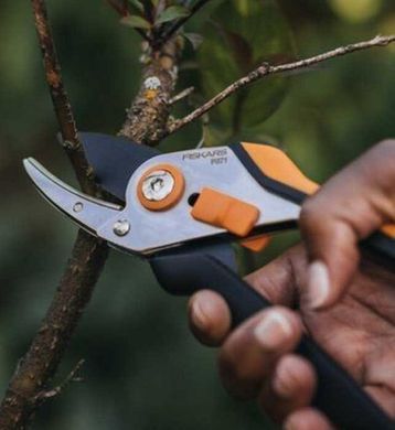Contact pruner Fiskars Solid P371 22 mm 190 g (1057166)